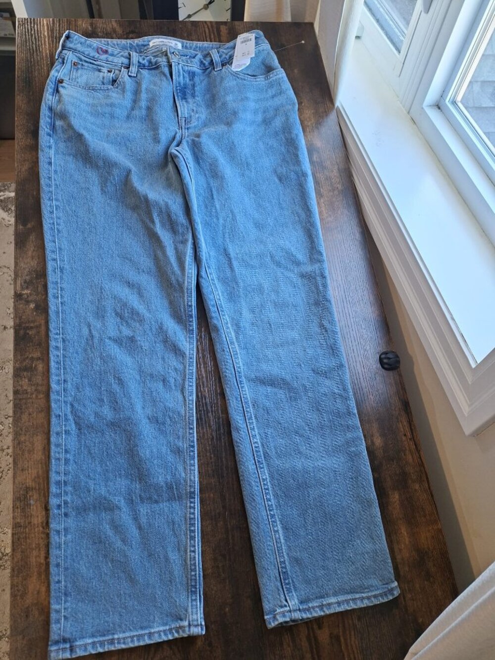 NWT Abercrombie Curve Love Mid Rise 90’s Straight Jeans Embroidered Heart | 29